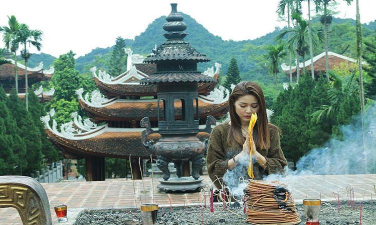 Mơ thấy thắp hương ở miếu là điềm báo không mấy tốt lành Mơ thấy thắp hương ở miếu là điềm báo không mấy tốt lành