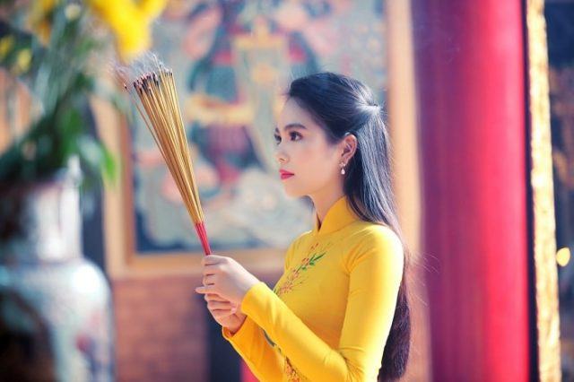 Mơ thấy đi chùa dâng hương là điềm báo may mắn sắp đến