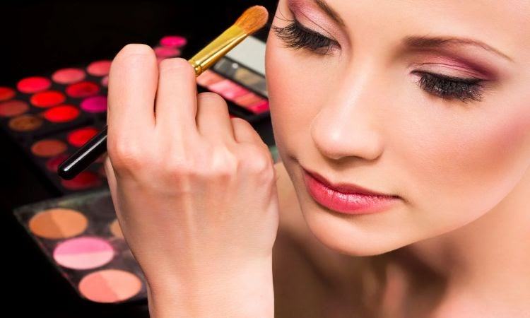 Mơ thấy mình trang điểm Mơ thấy mình trang điểm