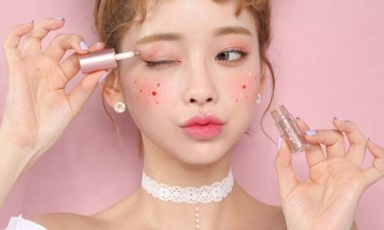 Mơ thấy trang điểm - không nên quá tin tưởng người khác Mơ thấy trang điểm - không nên quá tin tưởng người khác