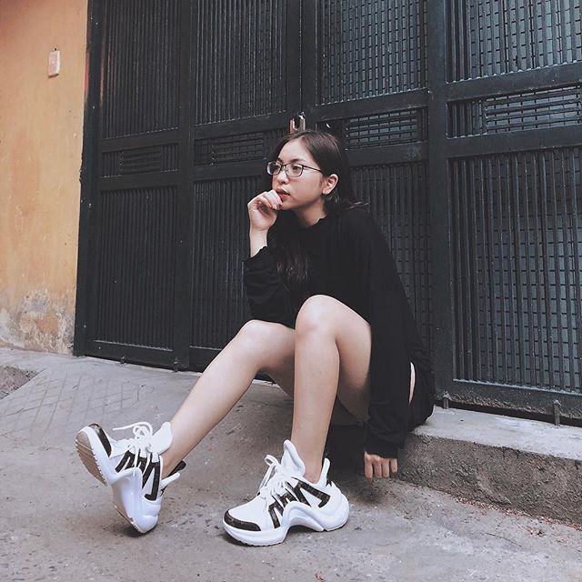 Nhật Lê thường xuyên diện những bộ đồ đơn giản dạo phố nhưng vẫn luôn thu hút người nhìn Nhật Lê thường xuyên diện những bộ đồ đơn giản dạo phố nhưng vẫn luôn thu hút người nhìn