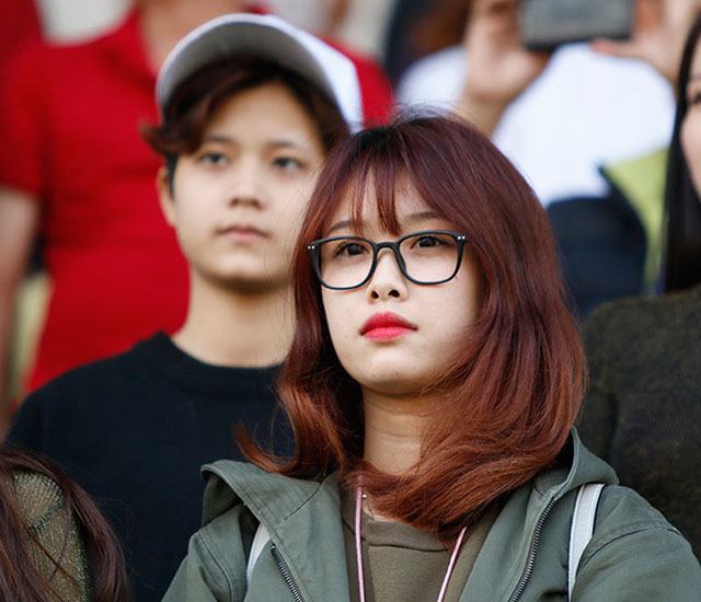 Không ít lần Nguyễn Trang Nhung bạn gái Văn Toàn lặng lẽ đến sân cổ vũ cho người yêu Không ít lần Nguyễn Trang Nhung bạn gái Văn Toàn lặng lẽ đến sân cổ vũ cho người yêu