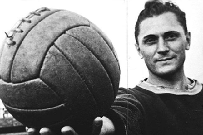 Josef Bican có 636 bàn thắng - cầu thủ ghi nhiều bàn thắng nhất Josef Bican có 636 bàn thắng - cầu thủ ghi nhiều bàn thắng nhất
