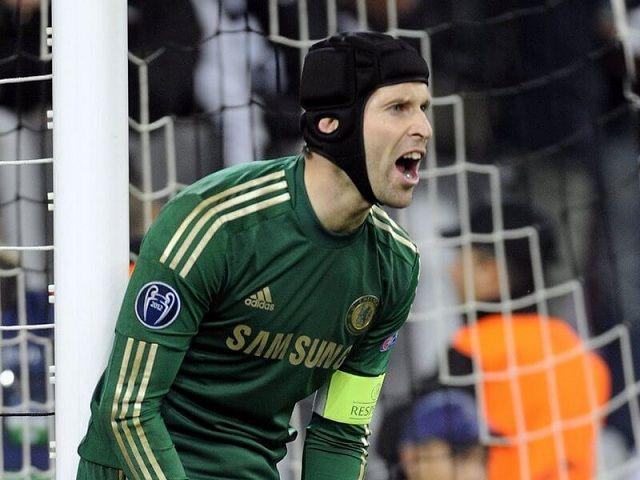 Petr Cech đã bị nứt sọ và máu vón cục khi gặp tai nạn bóng đá kinh hoàng Petr Cech đã bị nứt sọ và máu vón cục khi gặp tai nạn bóng đá kinh hoàng