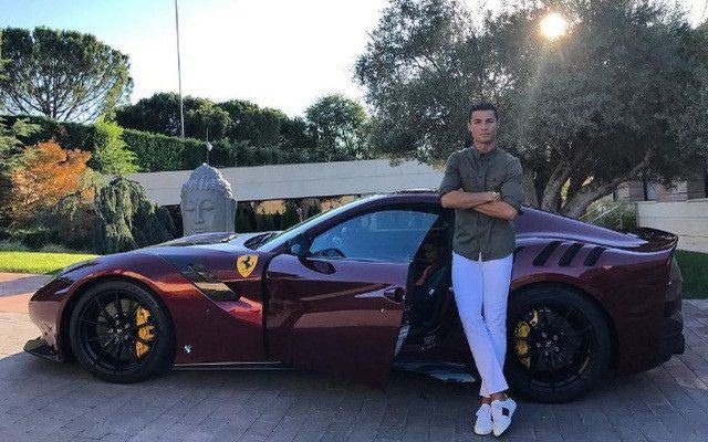 Siêu xe Ferrari F12 TDF - Ngoại thất sơn màu đỏ Bordeaux lạ mắt Siêu xe Ferrari F12 TDF - Ngoại thất sơn màu đỏ Bordeaux lạ mắt
