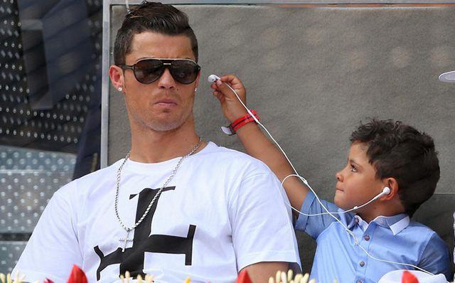 Con trai Ronaldo luôn là chủ đề của báo giới Con trai Ronaldo luôn là chủ đề của báo giới