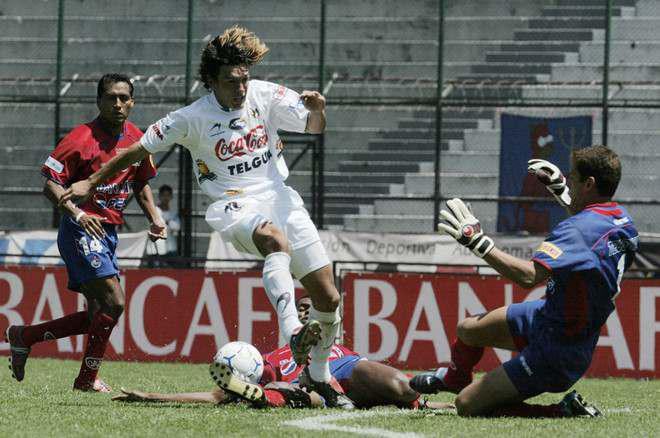 Thủ môn Danny Ortiz (27 tuổi) của đội bóng Municipal tử nạn sau cú va chạm mạnh với tiền đạo Mario Rodriguez. Thủ môn Danny Ortiz (27 tuổi) của đội bóng Municipal tử nạn sau cú va chạm mạnh với tiền đạo Mario Rodriguez.