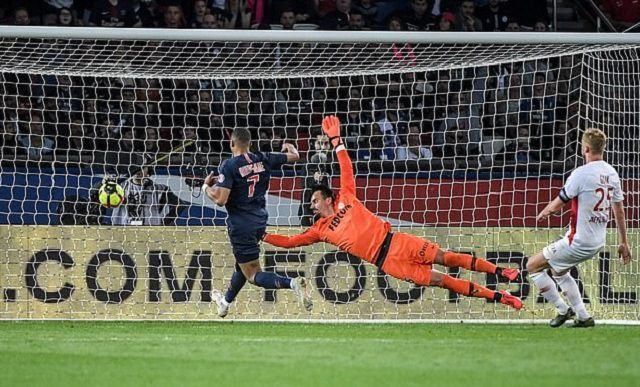 Mbappe với tốc độ đáng kinh ngạc Mbappe với tốc độ đáng kinh ngạc
