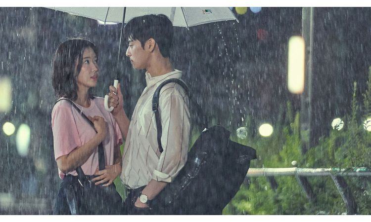 Mơ thấy hẹn hò dưới mưa là điềm báo bạn sắp được người đó mang đến niềm vui mơ hẹn hò với người lạ