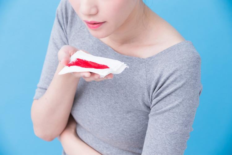 Chiêm bao thấy nôn ra máu đánh con gì? nằm mơ nôn ra máu