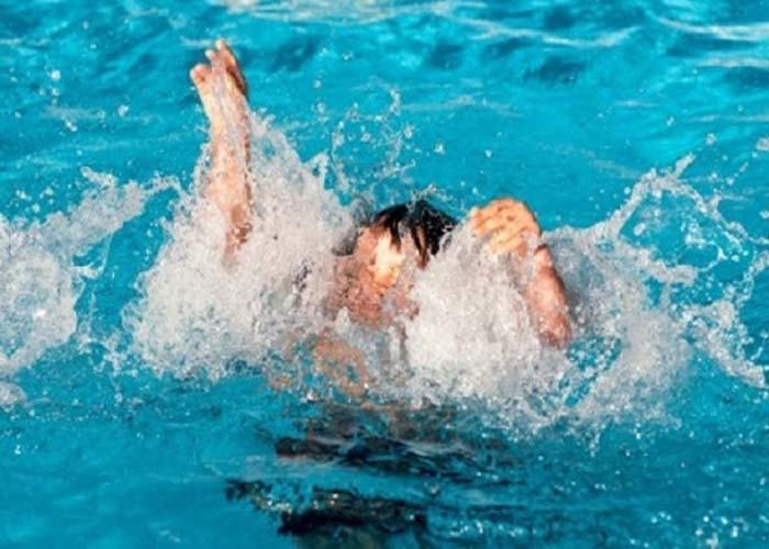 Mơ thấy chết đuối cụ thể là hình ảnh vùng vẫy ngạt nước phản ánh lòng tốt của bạn không giúp đỡ được người khác nằm mơ thấy chết đuối