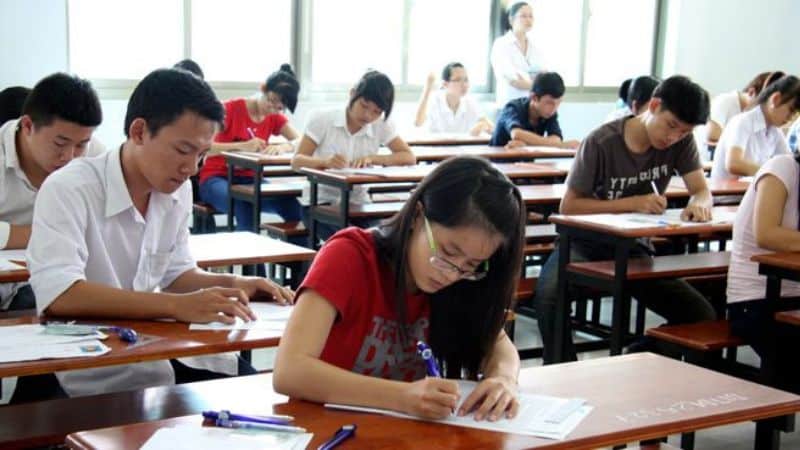 mơ đi họp lớp đánh con gì