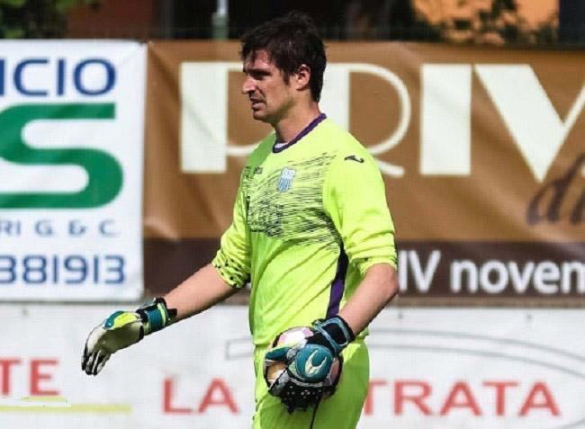 Thủ môn Paolo Acerbis có chiều cao 2.02m ấn tượng Thủ môn Paolo Acerbis có chiều cao 2.02m ấn tượng