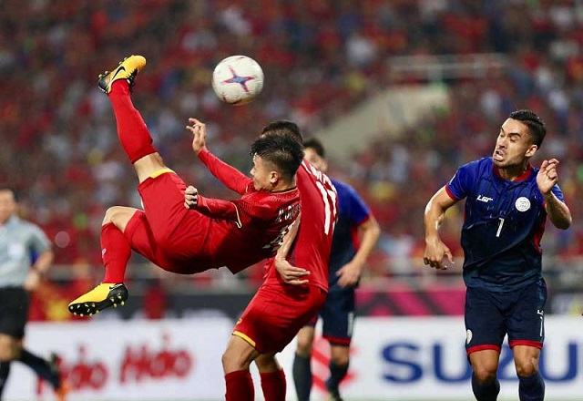 Hình ảnh Quang Hải thực hiện pha móc bóng thần sầu Hình ảnh Quang Hải thực hiện pha móc bóng thần sầu