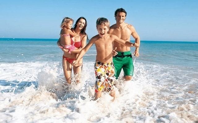 Số đề liên quan đến giấc mơ thấy tắm biển cùng gia đình