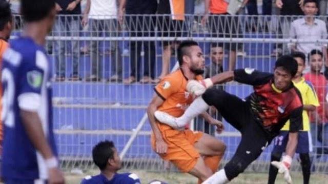 Tiền đạo Persiraja là Aki Fairuz đã tử nạn sau khi gặp tai nạn bóng đá kinh hoàng Tiền đạo Persiraja là Aki Fairuz đã tử nạn sau khi gặp tai nạn bóng đá kinh hoàng