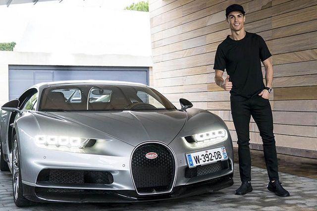 Ronaldo bên chiếc Bugatti Chiron Ronaldo bên chiếc Bugatti Chiron